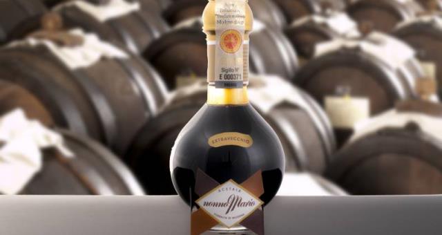 Modena and balsamic vinegar production of one of the most sought after, from the vineyards of Trebbiano and Lambrusco to wooden barrels of chestnut, oak, mulberry, ash, cherry and Juniper, until the culmination of the most refined taste.