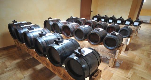 The balsamic vinegar is a condiment commonly characteristic bittersweet historically produced in the provinces of Modena and Reggio Emilia.