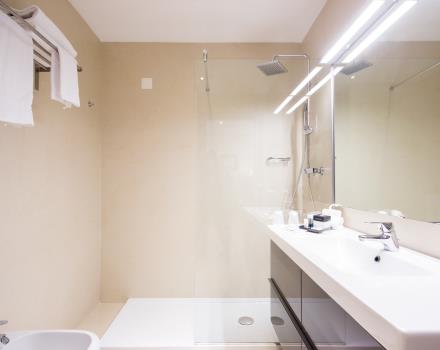 Vista dell''ampia doccia all''interno del bagno nella camera suite