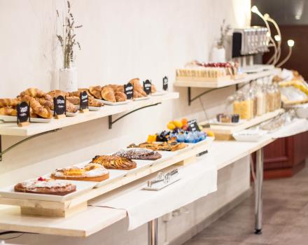 Buffet colazione continentale con croissaint, torte, biscotti e pane