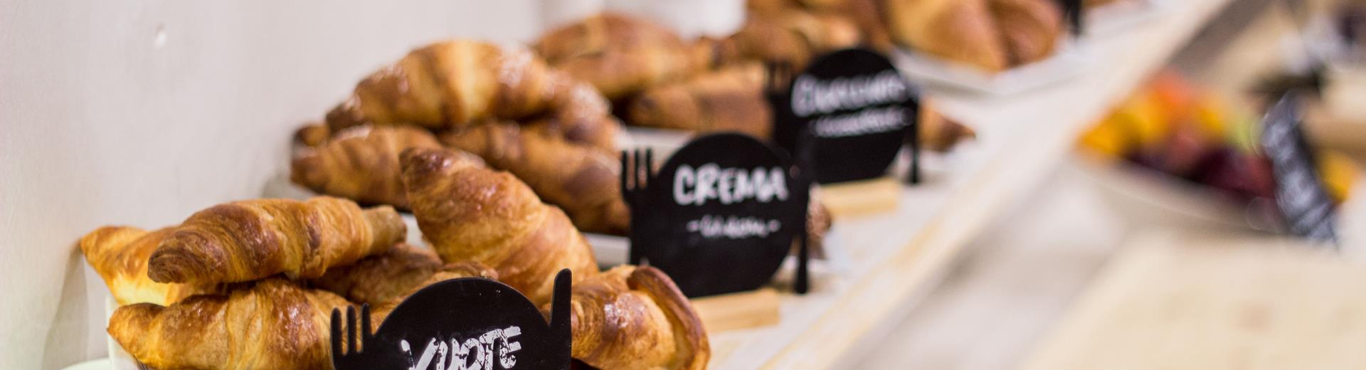 colazione a buffet con vari tipi di croissaint sfornati ogni mattina