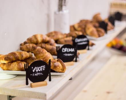 colazione a buffet con vari tipi di croissaint sfornati ogni mattina