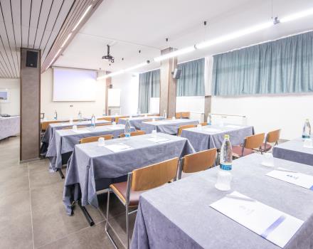 Sala meeting Bugatti all''interno con allestimento a banchi di scuola