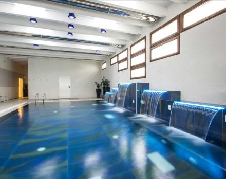 Cascate all''interno della piscina