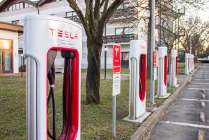 Tesla colonnine di ricarica situate nel parcheggio dell''hotel