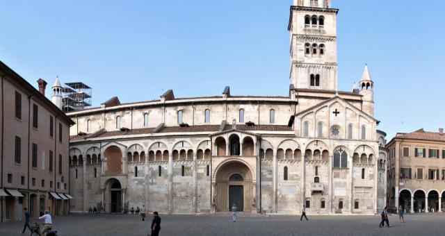 il maestoso duomo di modena che fa da cornice a "piazza grande" la piazza centrale della città di modena