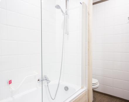 economy room bathroom with bathtub