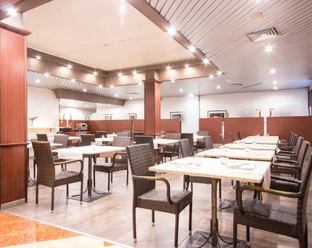 Breakfast room and restaurant